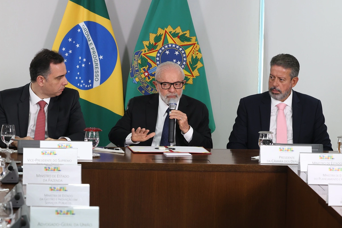 Da esquerda para a direita: Rodrigo Pacheco (PSD-MG), presidente Lula (PT) e Arthur Lira (PP-AL)