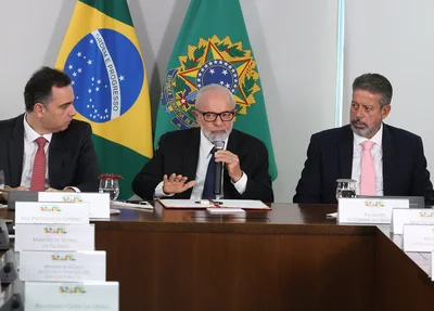 Da esquerda para a direita: Rodrigo Pacheco (PSD-MG), presidente Lula (PT) e Arthur Lira (PP-AL)