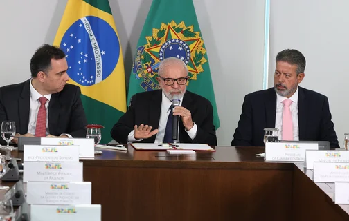 Da esquerda para a direita: Rodrigo Pacheco (PSD-MG), presidente Lula (PT) e Arthur Lira (PP-AL)