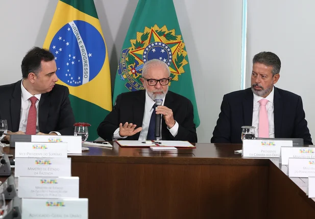 Da esquerda para a direita: Rodrigo Pacheco (PSD-MG), presidente Lula (PT) e Arthur Lira (PP-AL)