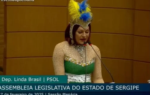 Deputada participa de sessão plenária fantasiada para Carnaval