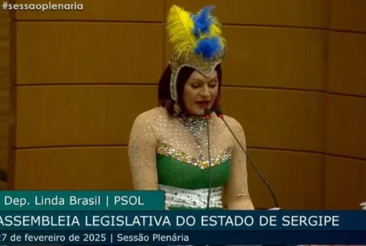 Deputada participa de sessão plenária fantasiada para Carnaval