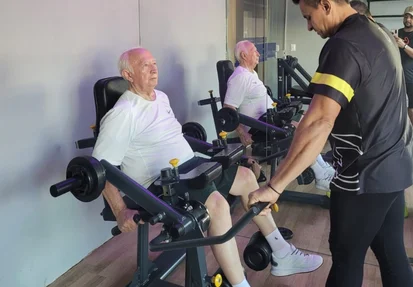 Dr. Antônio Nascimento, de 82 anos, faz musculação terapêutica para atenuar os efeitos da doença