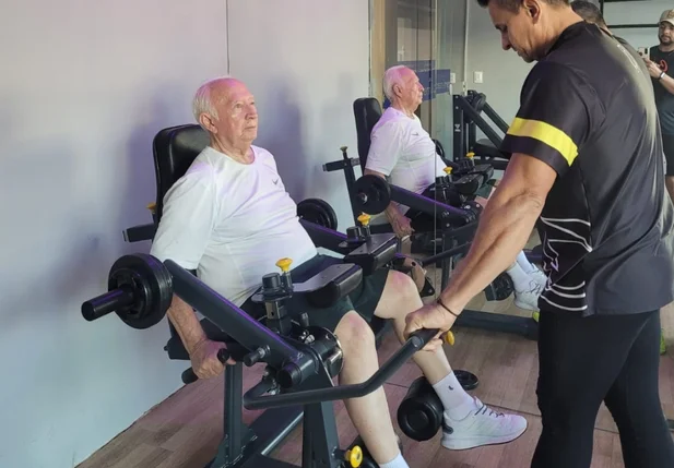 Dr. Antônio Nascimento, de 82 anos, faz musculação terapêutica para atenuar os efeitos da doença