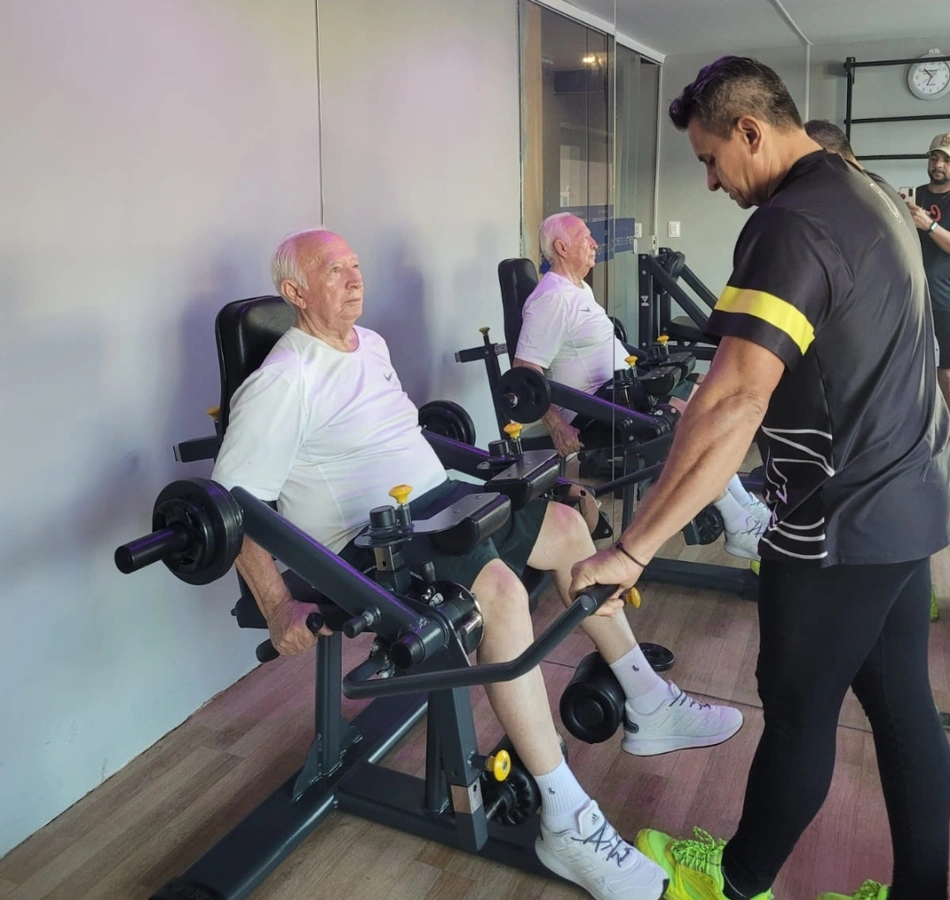 Dr. Antônio Nascimento, de 82 anos, faz musculação terapêutica para atenuar os efeitos da doença