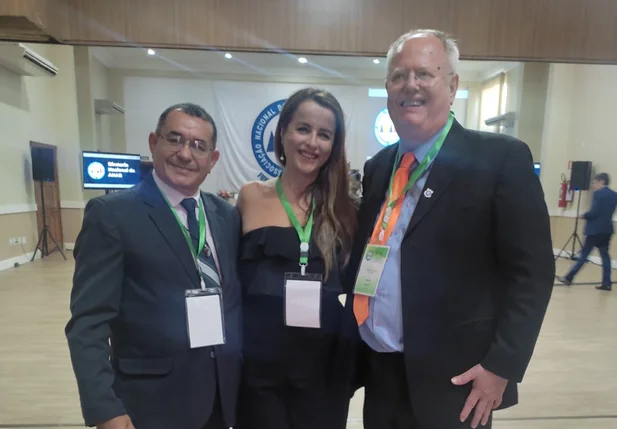 Dr. Hermenegildo, presidente da ANAB-PI, Dra. Kassandra e Dr. Carlos Schneider, presidente nacional da ANAB