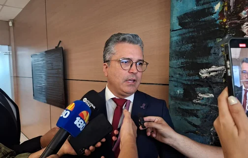 Dr. Vinicius Nascimento, deputado estadual pelo PT, durante coletiva de imprensa, nesta terça-feira (04)