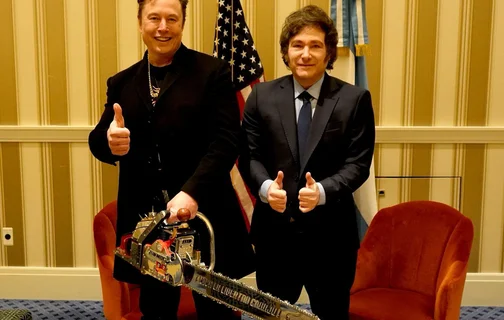 Elon Musk e Javier Milei em entrega da motosserra