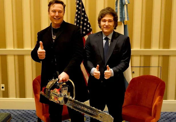 Elon Musk e Javier Milei em entrega da motosserra