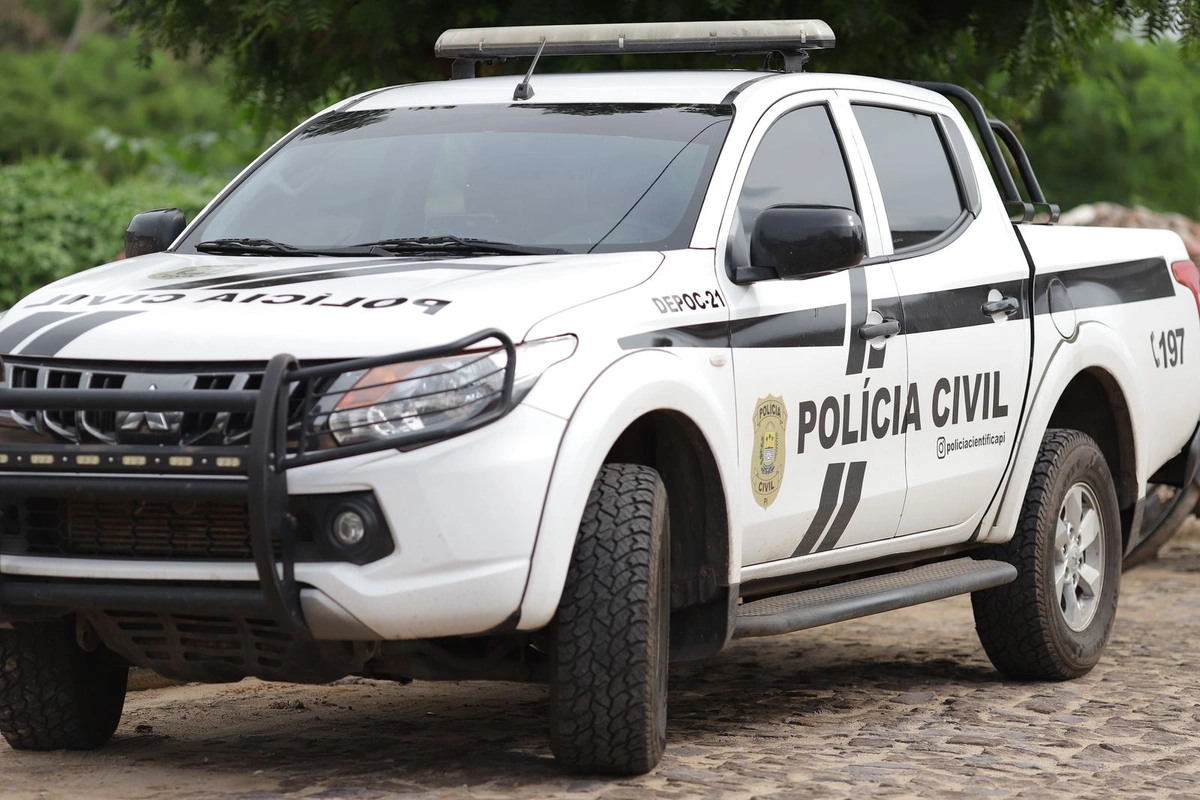 Equipe da perícia na Vila Mandacaru