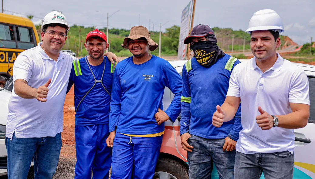 Equipe de operários com governador Rafael Fonteles e diretor do DER, Leonardo Sobral