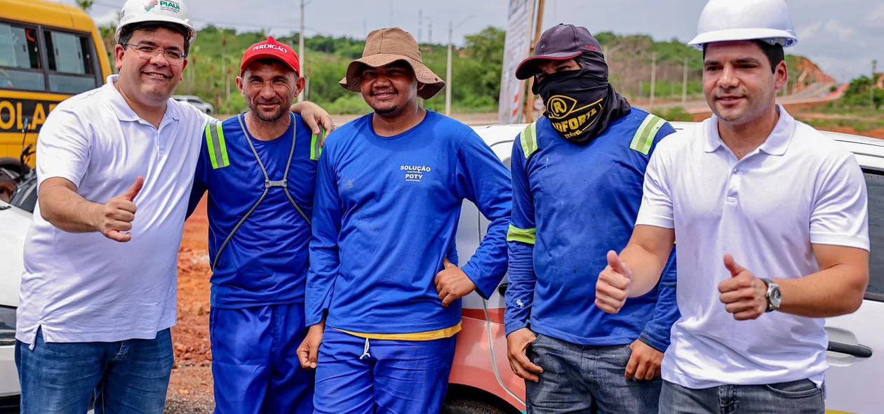 Equipe de operários com governador Rafael Fonteles e diretor do DER, Leonardo Sobral