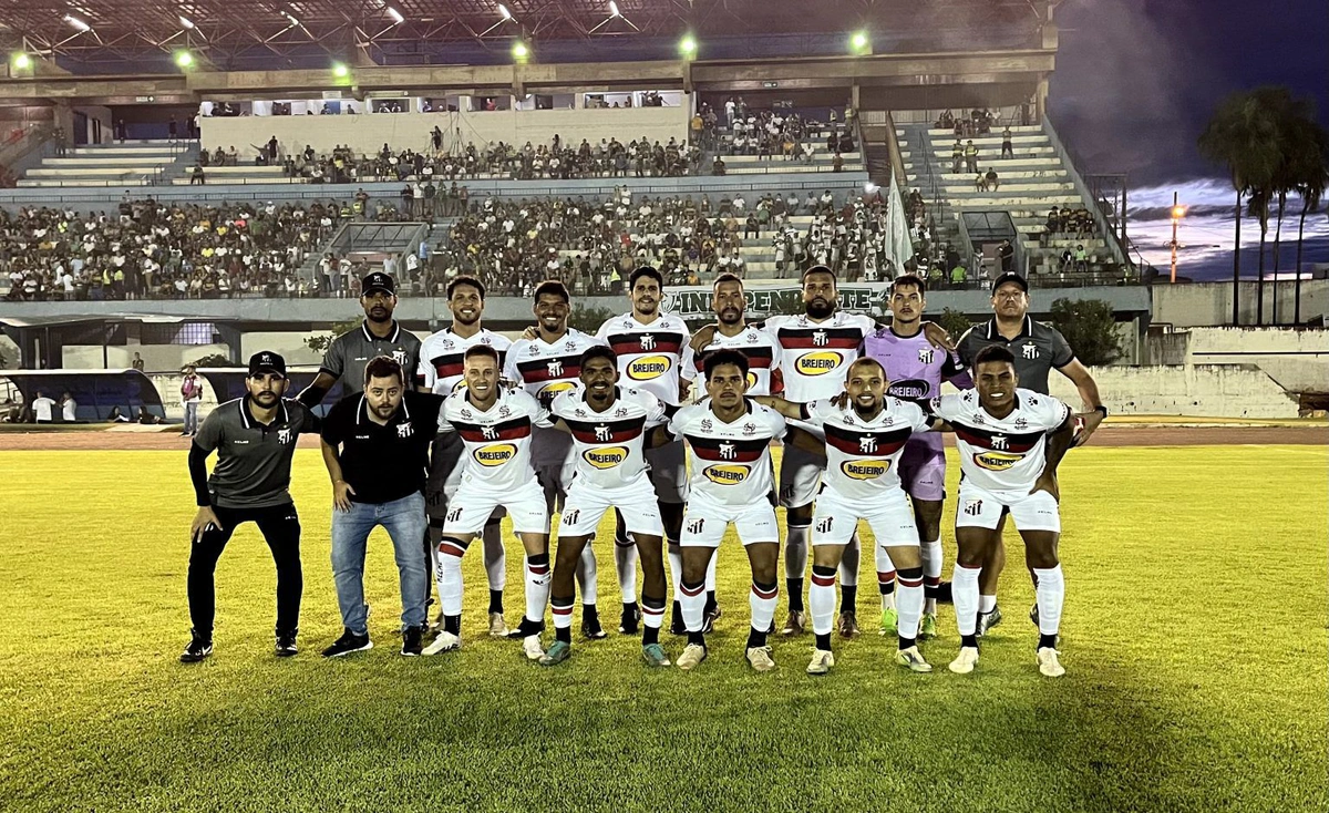 Equipe do Anápolis antes de jogo contra o Jataiense