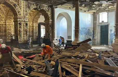 Escombros na igreja de ouro em Salvador