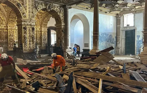 Escombros na igreja de ouro em Salvador