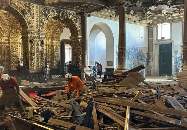 Escombros na igreja de ouro em Salvador