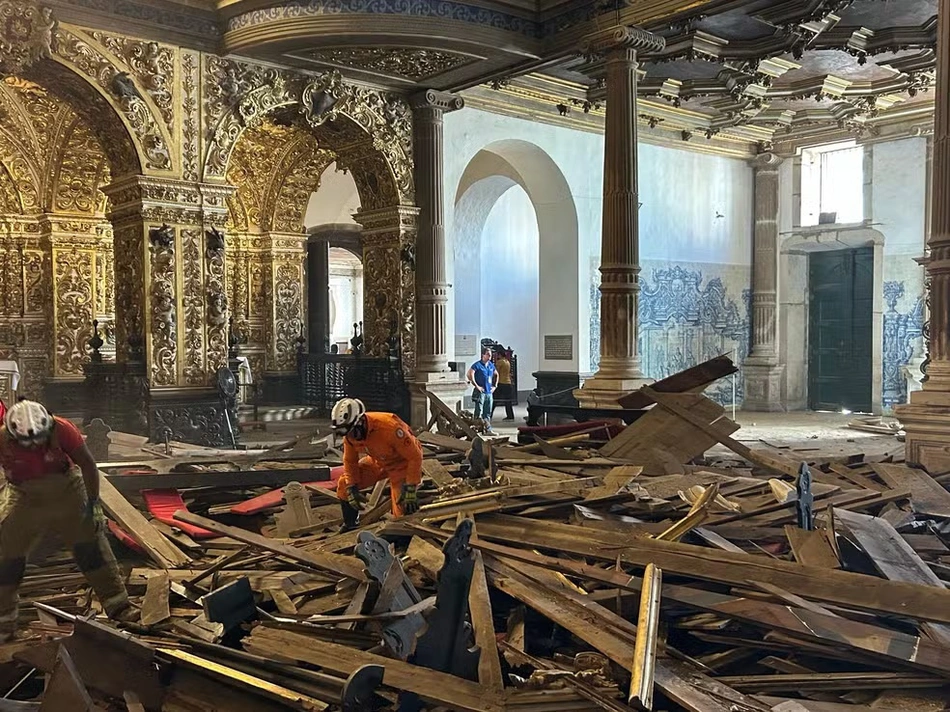 Escombros na igreja de ouro em Salvador