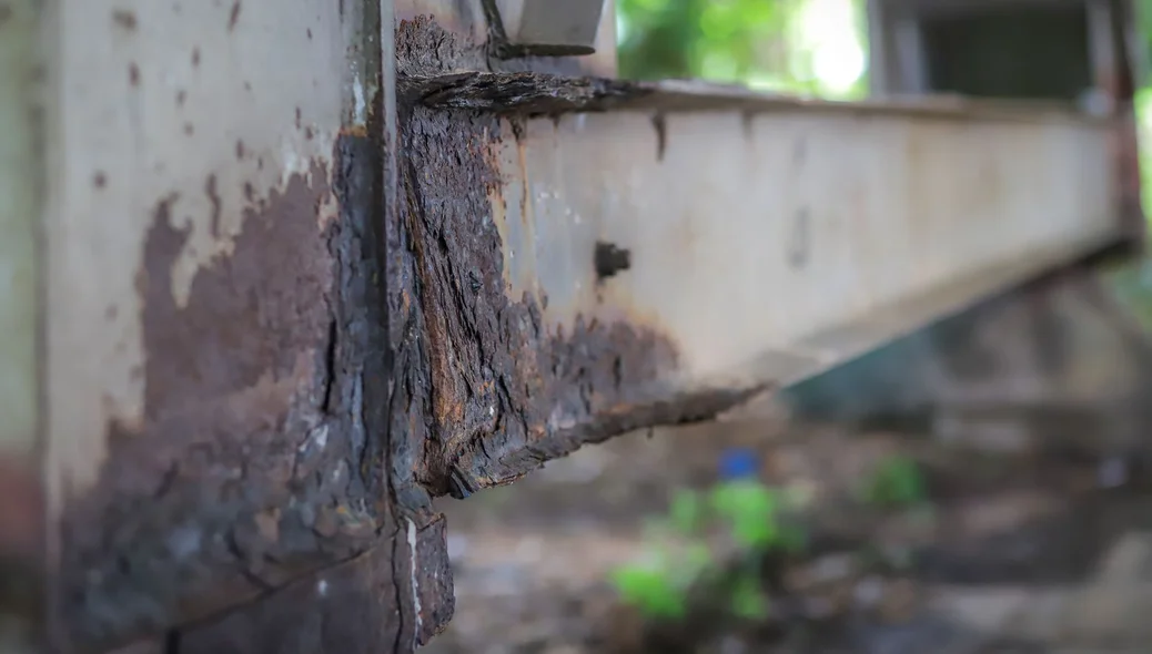 Ferrugem na estrutura da ponte