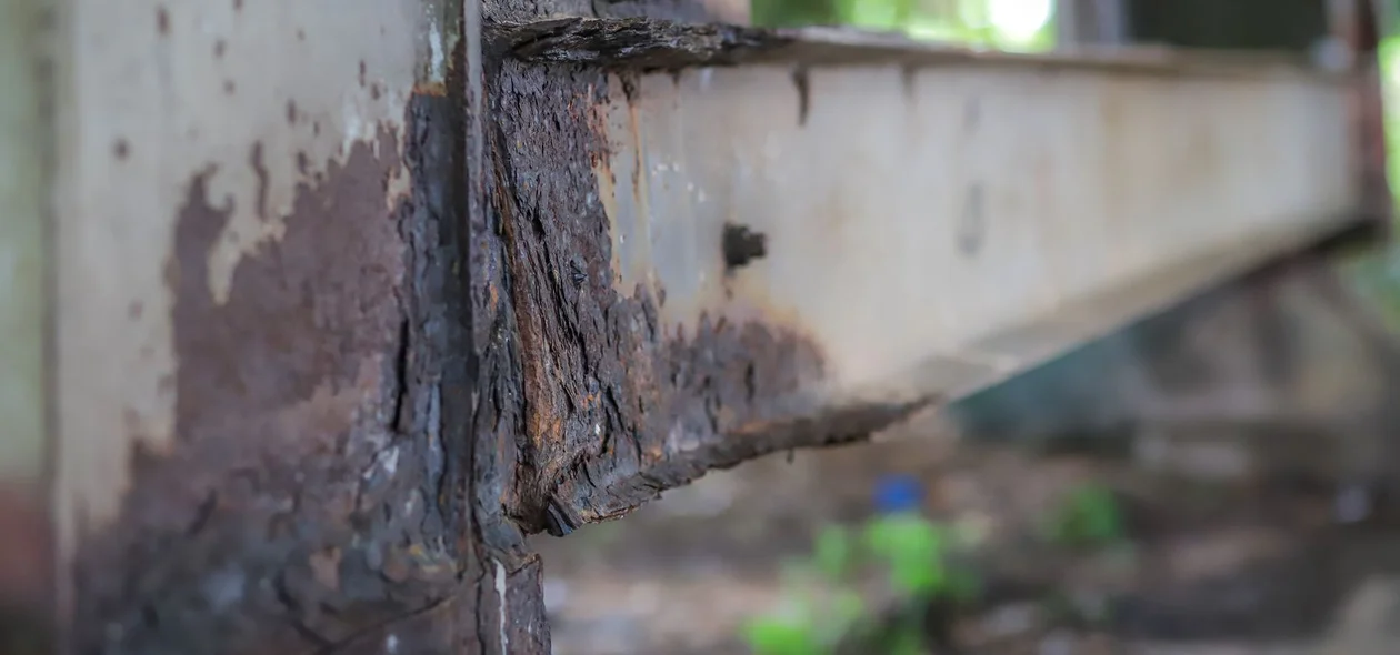 Ferrugem na estrutura da ponte