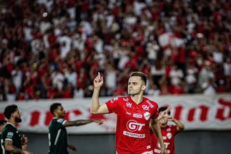 Gabriel Poveda, autor do gol da vitória do Vila Nova sobre o Goiás