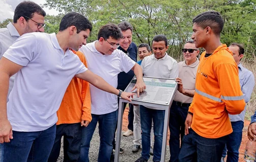 Governo do Piauí entrega 174km recuperados de estradas