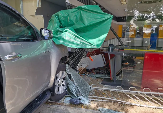 Hilux invade agência do Banco do Brasil e deixa uma pessoa ferida na Tabuleta