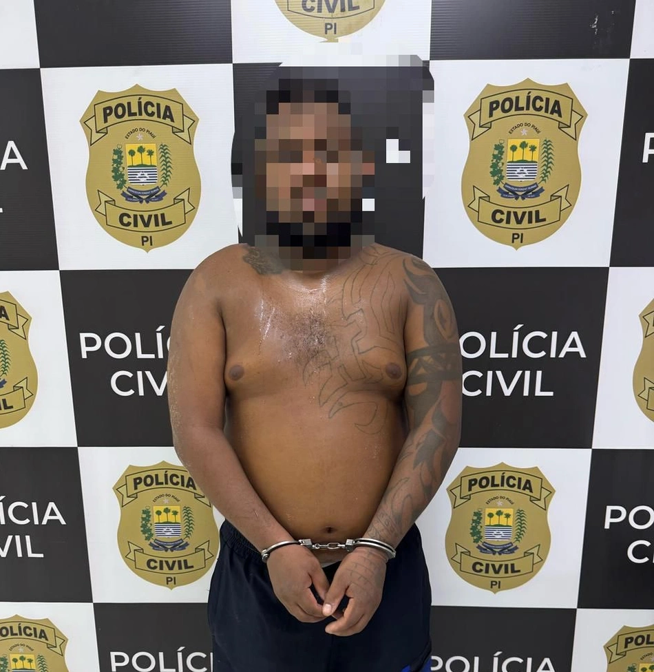 Homem preso acusado de receptar pistola roubada de policial