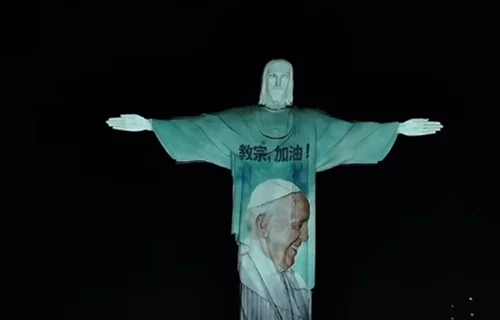 Imagem do papa refletina no Cristo Redentor