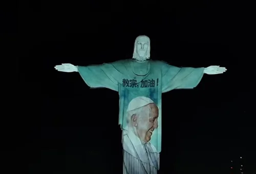 Imagem do papa refletina no Cristo Redentor