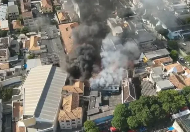 Incêndio atinge fabrica de fantasias de Carnaval e deixa 21 feridos