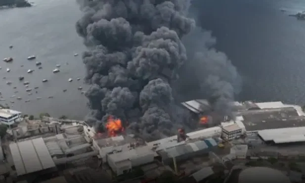 Incêndio em fábrica de óleo assustou moradores no Rio de Janeiro