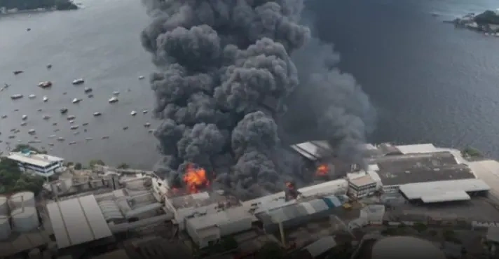 Incêndio em fábrica de óleo assustou moradores no Rio de Janeiro