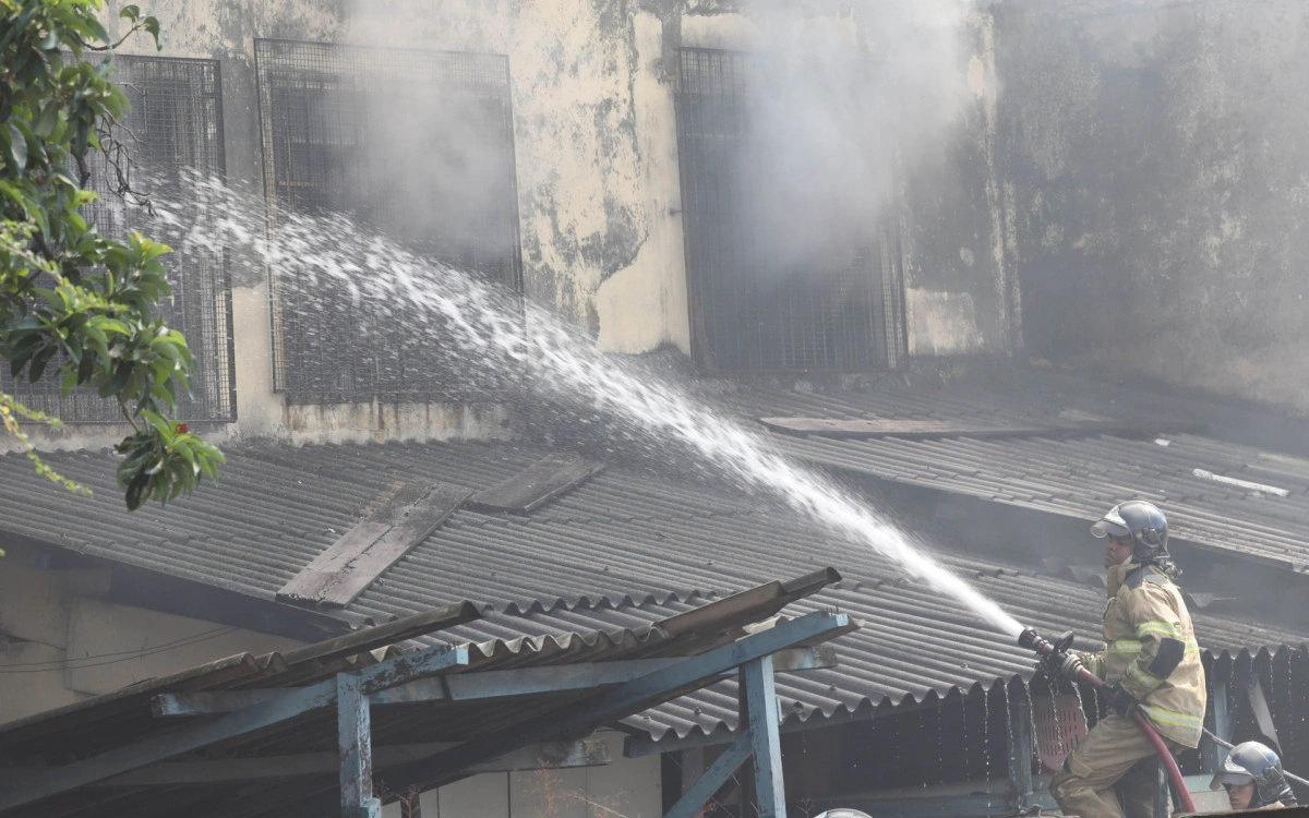 Incêndio na fábrica Maximus Confecções, no Rio de Janeiro