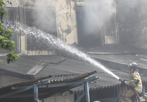 Incêndio na fábrica Maximus Confecções, no Rio de Janeiro