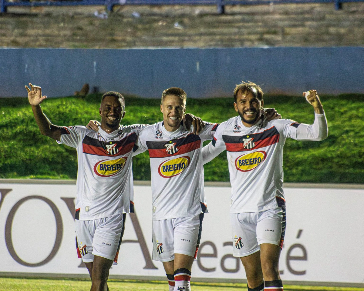 Jogadores do Anápolis comemorando o gol da virada contra o Inhumas