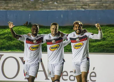 Jogadores do Anápolis comemorando o gol da virada contra o Inhumas