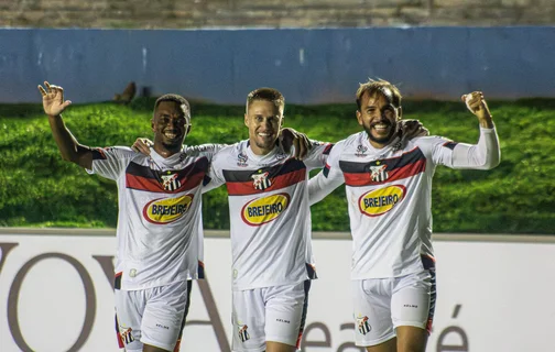 Jogadores do Anápolis comemorando o gol da virada contra o Inhumas