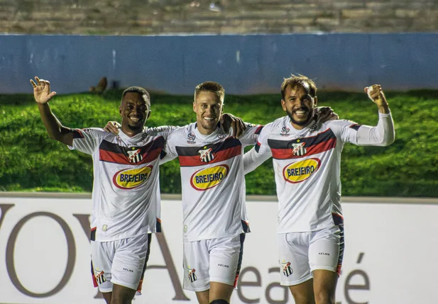 Jogadores do Anápolis comemorando o gol da virada contra o Inhumas