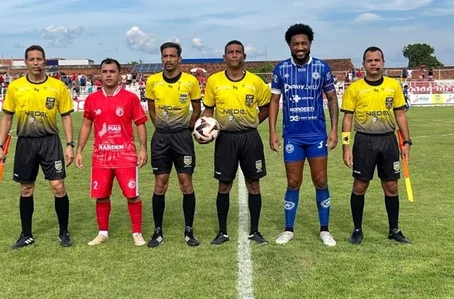 Jogadores do Parnahyba e 4 de Julho antes de partida