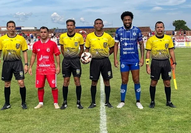 Jogadores do Parnahyba e 4 de Julho antes de partida