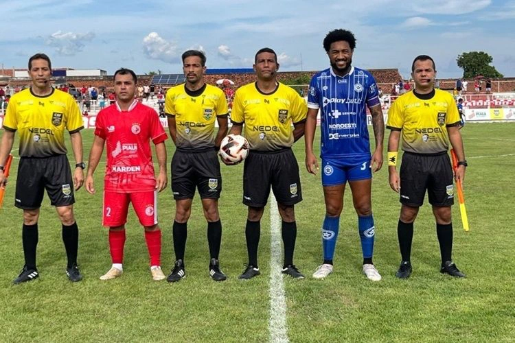 Jogadores do Parnahyba e 4 de Julho antes de partida