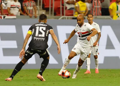 Lucas Moura em jogo contra o Inter de Limeira