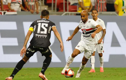 Lucas Moura em jogo contra o Inter de Limeira