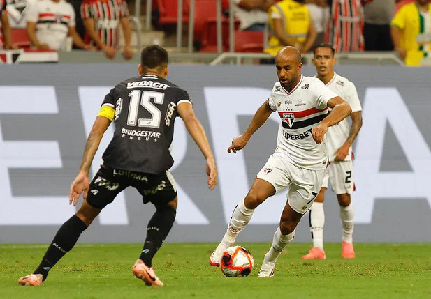 Lucas Moura em jogo contra o Inter de Limeira