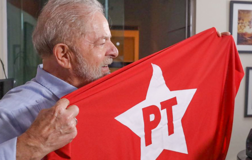 Lula com a bandeira do PT