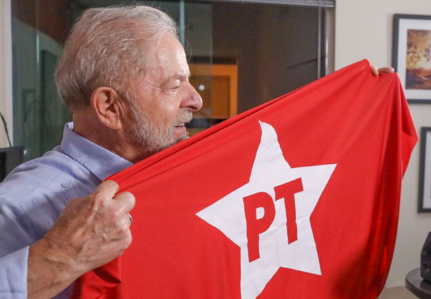 Lula com a bandeira do PT