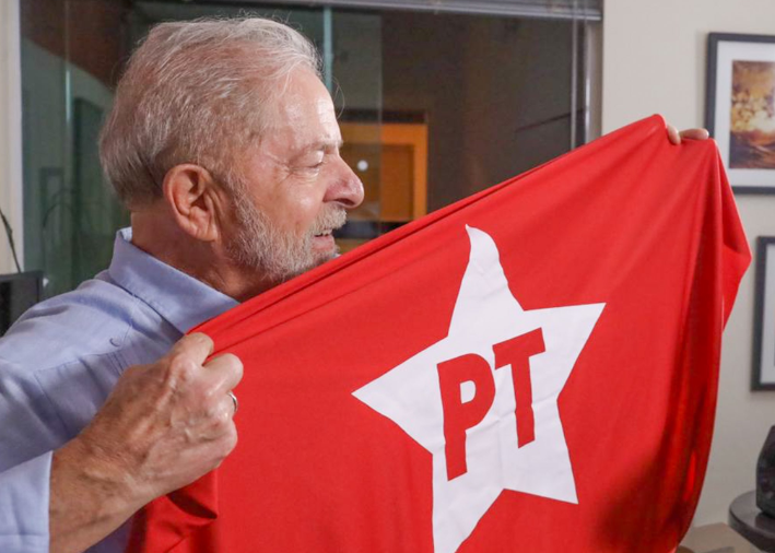 Lula com a bandeira do PT