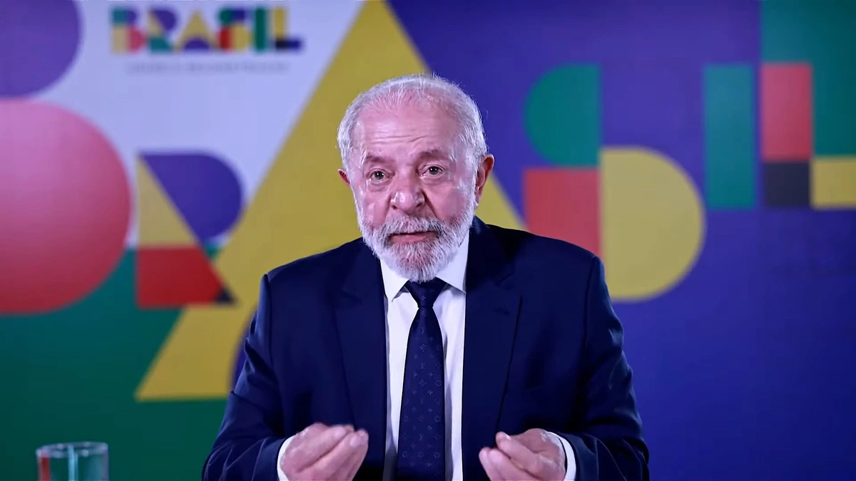 Lula concedendo entrevista com gravata Louis Vuitton