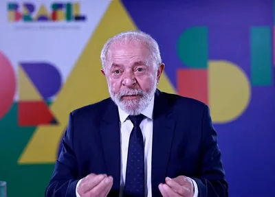 Lula concedendo entrevista com gravata Louis Vuitton