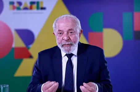 Lula concedendo entrevista com gravata Louis Vuitton